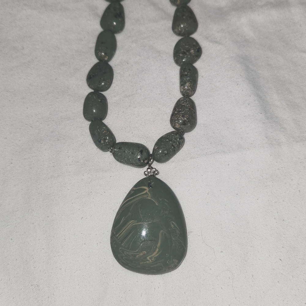 Fashion Necklace Green Glass Pieces Silvertone. 1 - Picture 3 of 6